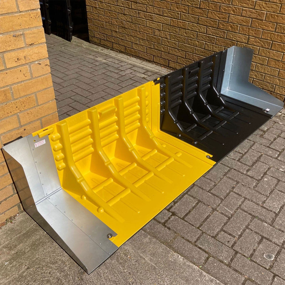 flood-fence-containment-flood-prevention-control-barrier-protection-water-mitigation-floodwall-defence-walls-barricades-emergencies-yellow-black-lightweight-slimline-reusable-portable-steel-wall-connector-durable-robust-emergency