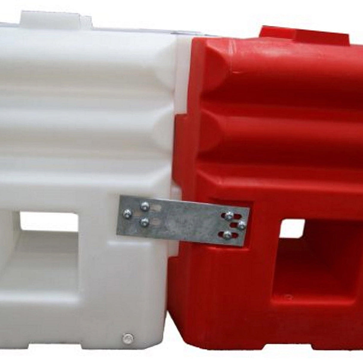 RB22 side joining plate bolted across the connection point between a white and a red water-filled barrier unit