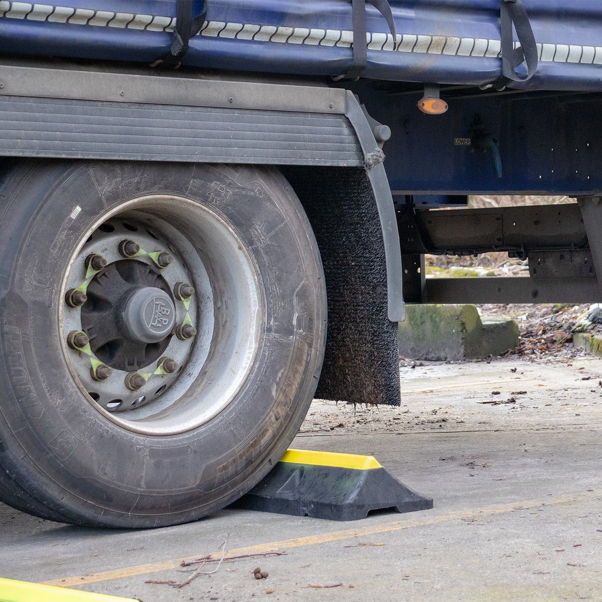 Truck-parking-articulated-waiting-bays-warehouses-heavy-vehicles-commercial-seaports-loading-areas-lorry-service-stations-distribution-hubs-depots-service-areas-ferry-ports-industrial-truck-stoppers-concrete-wheel-stops-car-stops-lorry