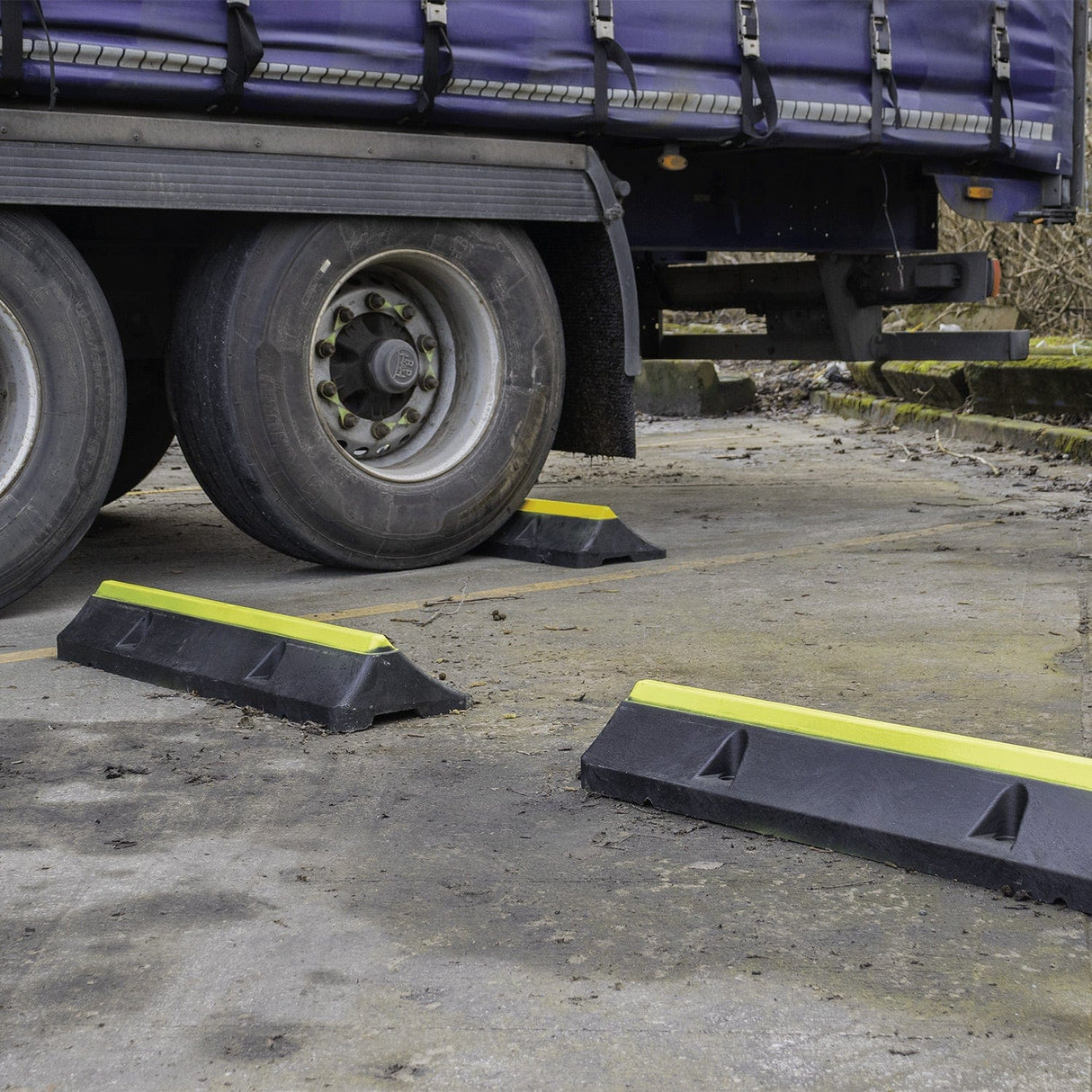 Truck parking-articulated-waiting-bays-warehouses-heavy-vehicles-commercial-seaports-loading-areas-lorry-service-stations-distribution-hubs-depots-service-areas-ferry-ports-industrial-truck-stoppers-concrete-wheel-stops-car-stops-lorry-wheel-blocks
