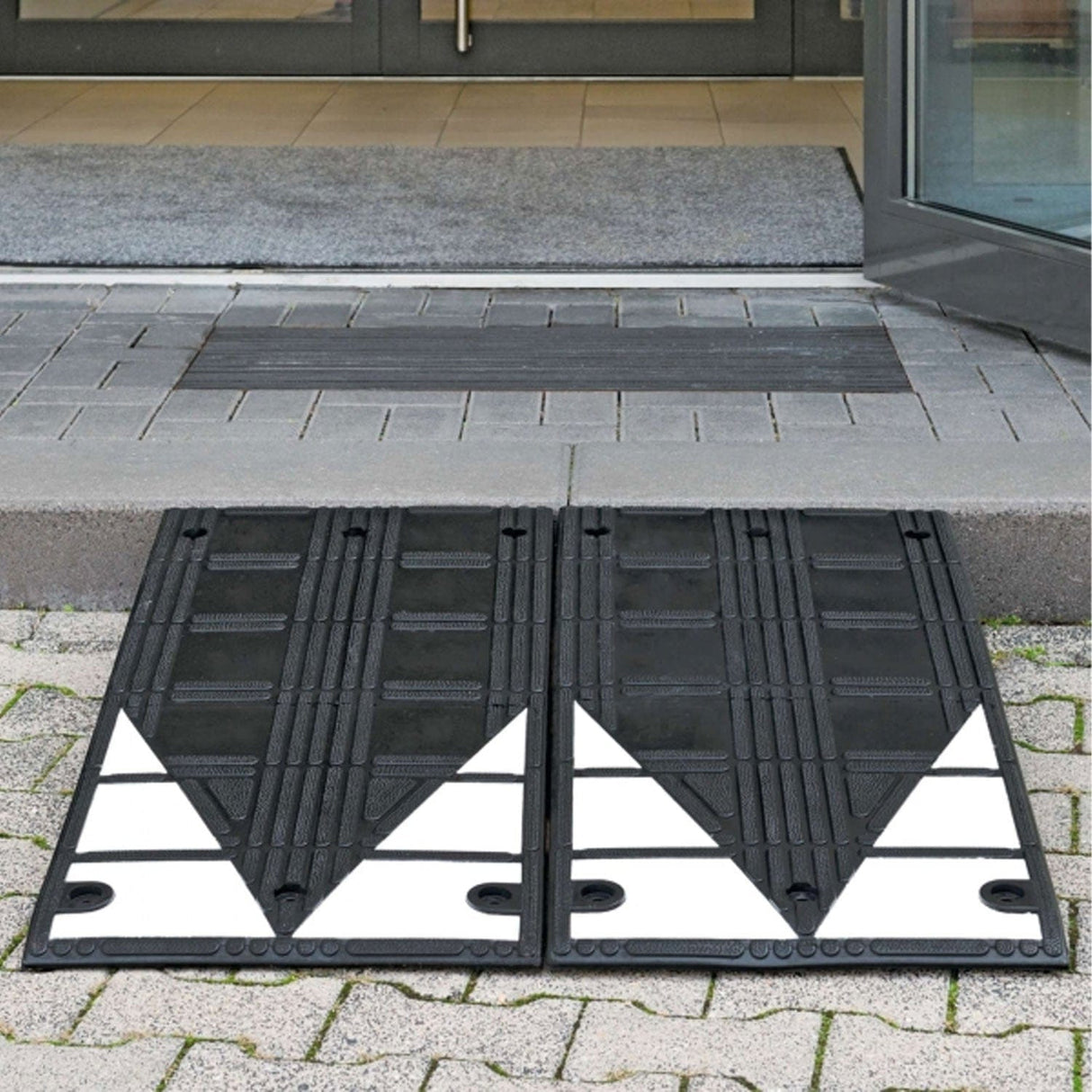 easy-roll-kerb-ramp-75mm-rise-traffic-line-hard-rubber-reflective-hgv-connecting-wheelchair-access-ramp-mobility-inclined-temporary-portable-fixed-pedestrian-trucks-vehicles