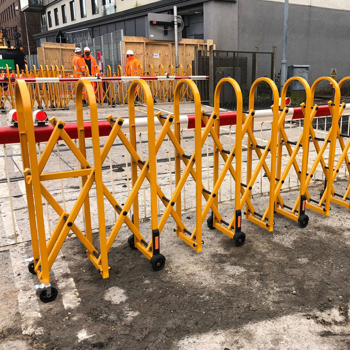 Extendable diamond barrier pulled out to length on braked castors
