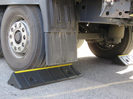 Comprehensive Traffic Control HGV Parking Stops Traffic Calming Measures Rubber Wheel Stops Car Stopper Wheel Stoppers Tyre Stop Parking Blocks Rubber Parking Stop Walkways Industrial Site Carpark