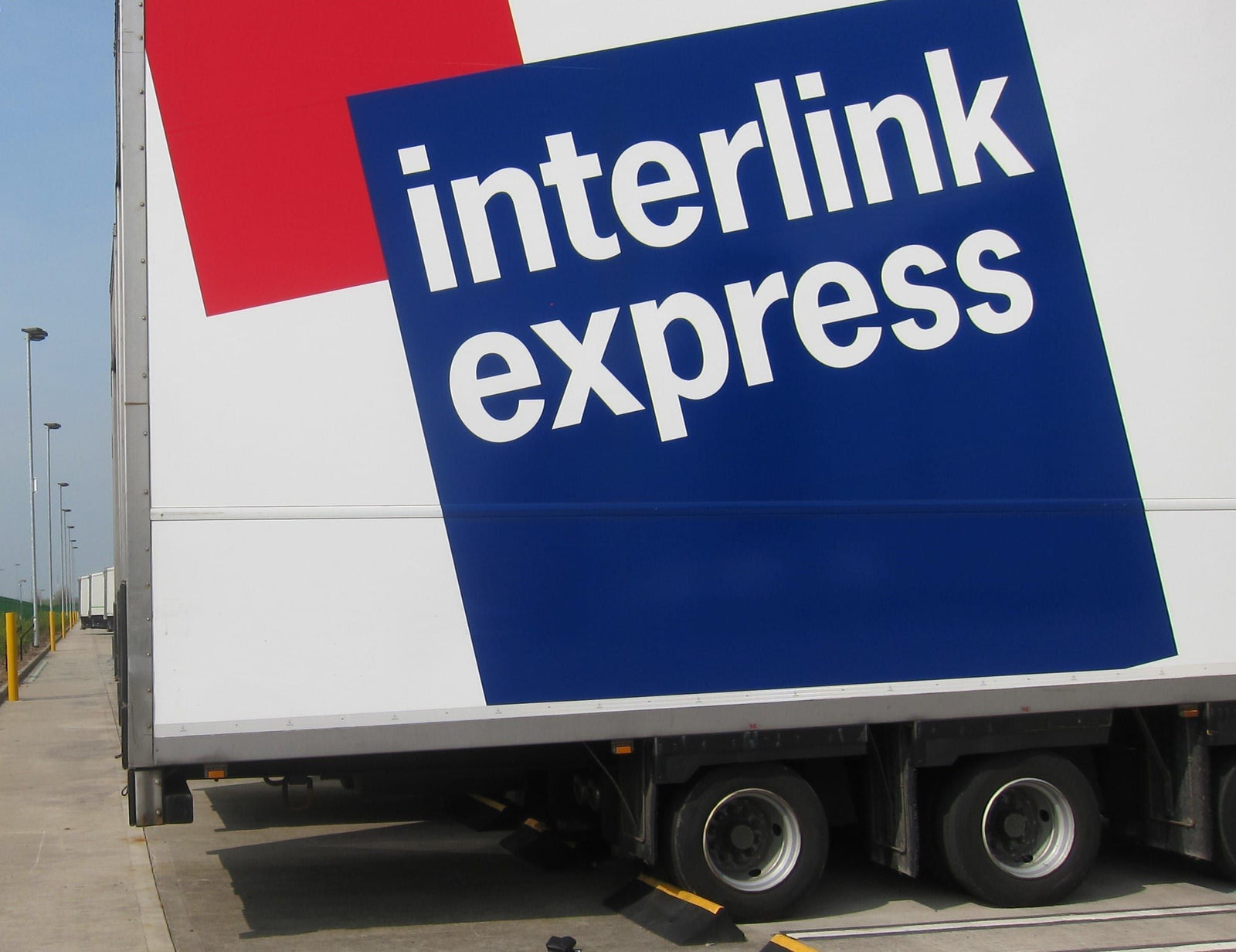 HGV parking stops Rubber parking stop Wheel stoppers Tyre UK Car stopper HGV Truck Rubber wheel stops Car stoppers for garage Universal fixings Parking blocks Loading bay Industrial site Parking spaces