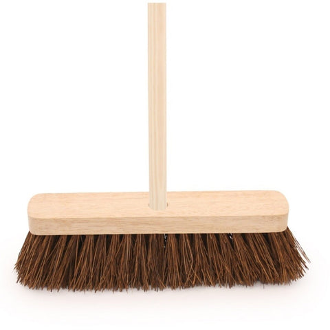 High-quality stiff bassine brush with stiff bristles, ideal for sweeping large areas of small and medium debris. Complete with handle, suitable for outdoor areas and warehouses. Dimensions: 290mm x 60mm x 1170mm, Bristle Height: 80mm.