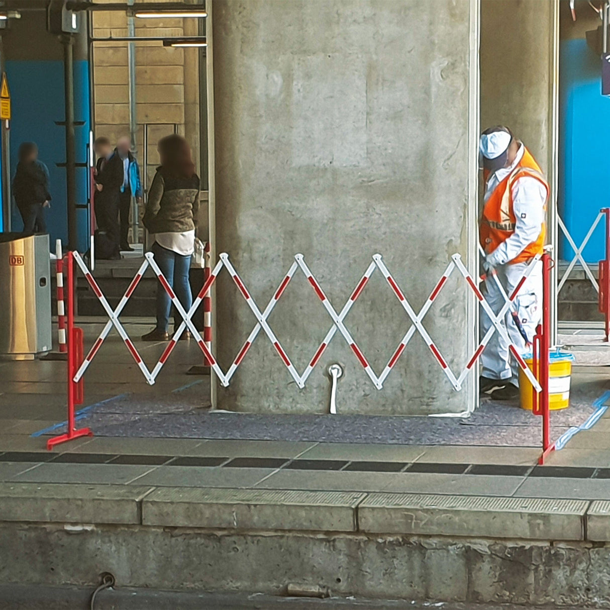 Extendable-trellis-barrier-Flexi-barrier-Expandable-4,000mm-Red-White-Traffic-line-Adjustable-crowd-control-Portable-Safety-Retractable-Versatile-High-visibility-Traffic-management-Durable-Multipurpose-light-weight