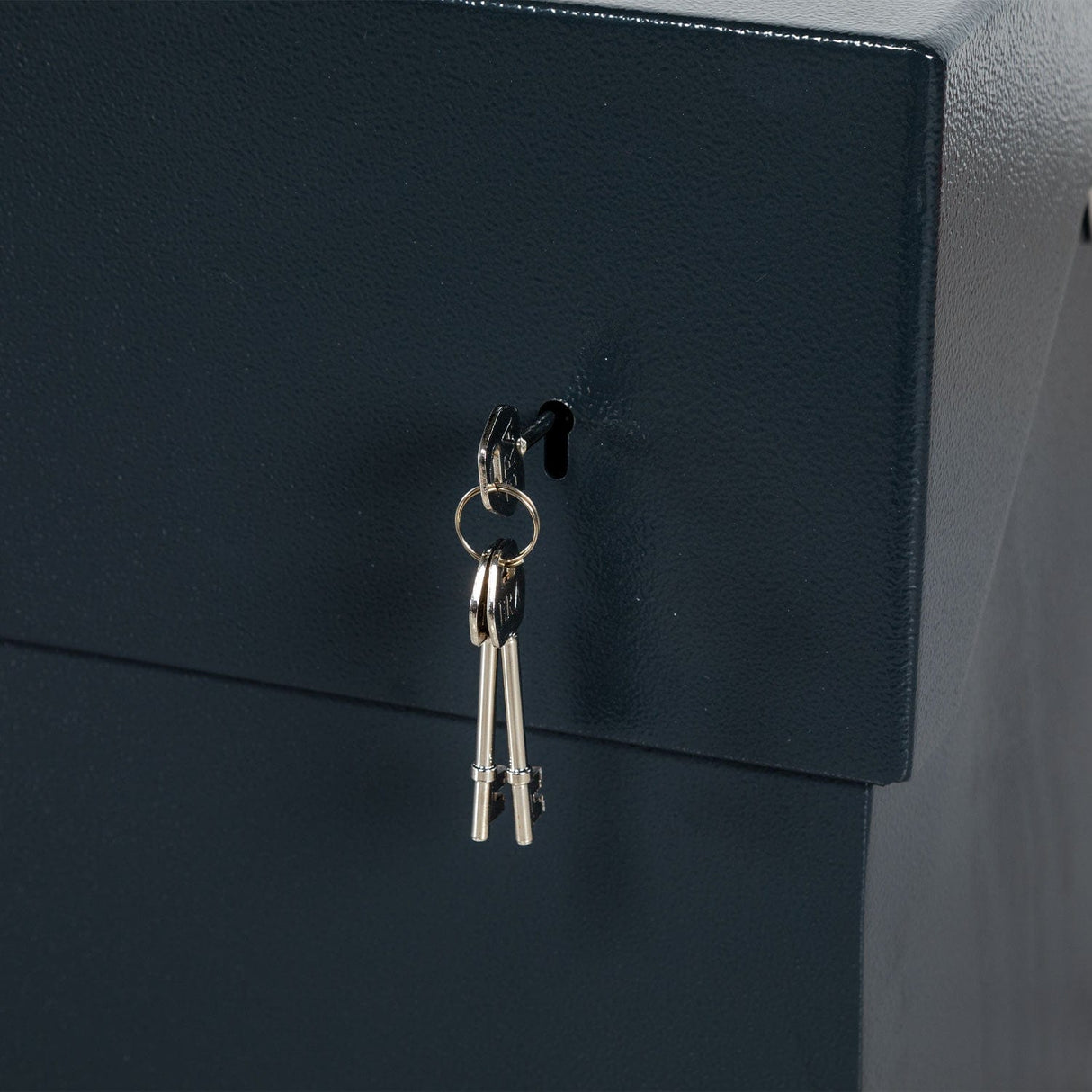 armorgard-oxbox-ox6-site-truck-chest-box-vault-box-secure-safe-security-lockable-weatherproof-tools-industrial-heavy-duty-gas-strut-robust-tough-steel-bolt-down-5-lever-deadlocks-steel-powder-coated-1200mm-665mm-630mm