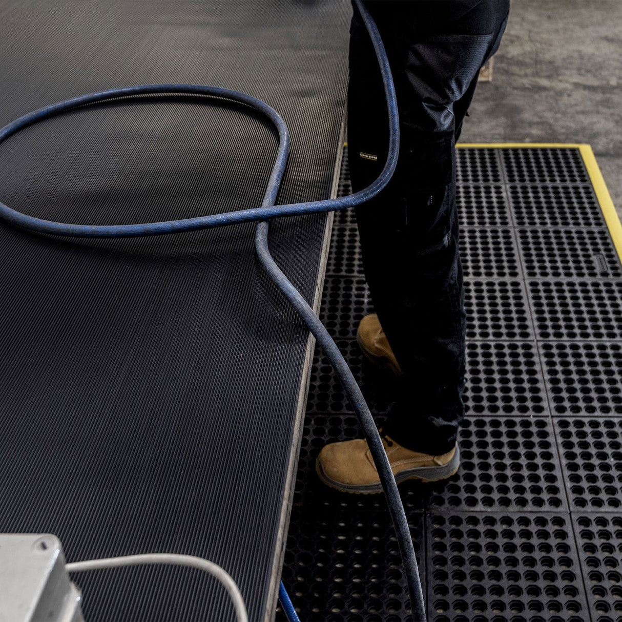 fine-rib-rubber-mat-non-slip-industrial-flooring-work-areas-animal-enclosures-workbench-matting-heavy-duty-ribbed-surface-commercial-kennels-grooming-areas

