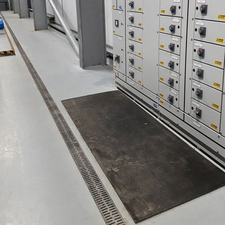 fine-rib-rubber-mat-non-slip-industrial-flooring-work-areas-animal-enclosures-workbench-matting-heavy-duty-ribbed-surface-commercial-kennels-grooming-areas
