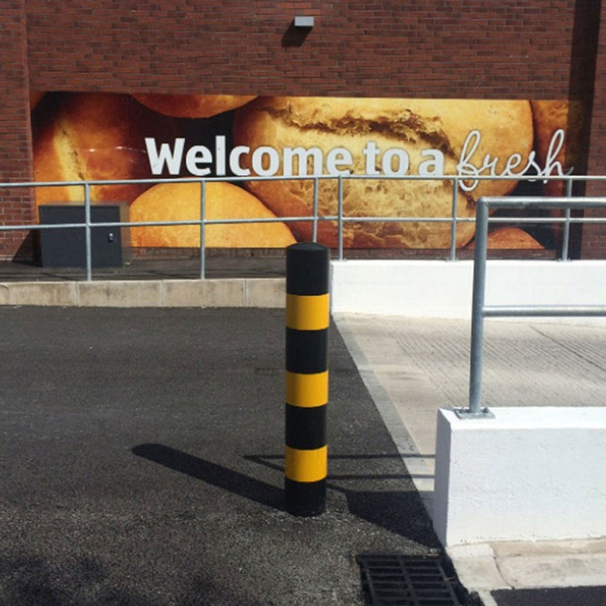 1200mm-high-visibility-safety-bollards-warehouse-industrial-traffic-forklift-bollard-crash-collision-prevention-impact-resistant-durable-galvanised-steel-black-yellow-pedestrian-equipment-perimeter-guards-reflective-heavy-duty