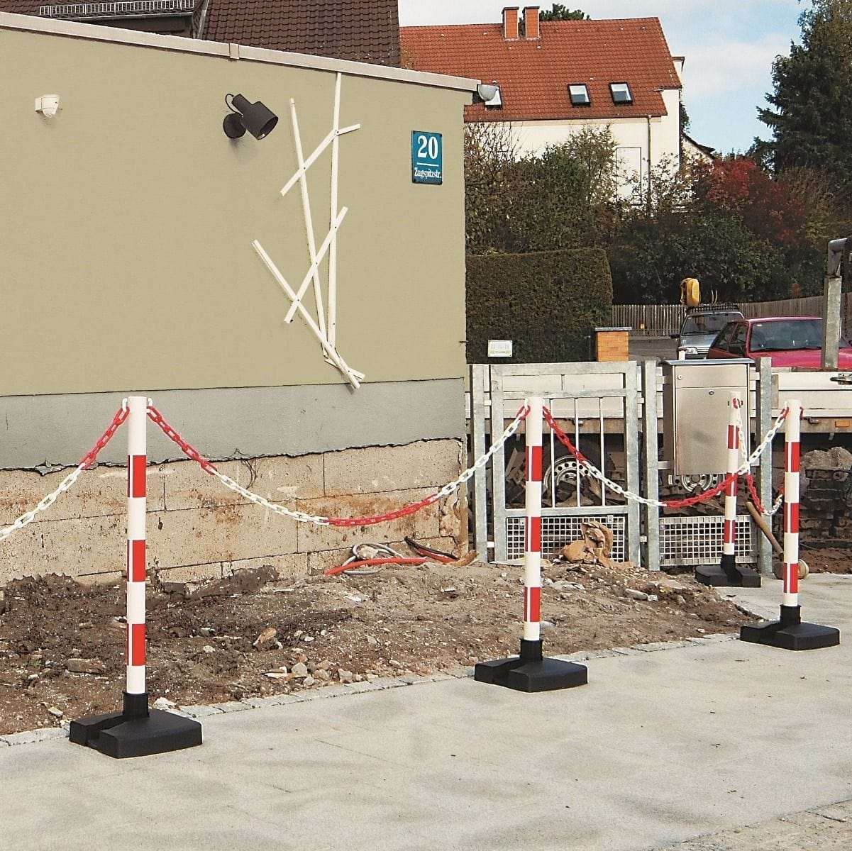 plastic-post-and-chain-kit-red-&-white-self-standing-barrier-system- 5Plastic post and chain kit Self-standing barrier system Red and white colour scheme Crowd control solution Plastic chain barriers Outdoor safety barrier Traffic control solution Durable construction Portable design