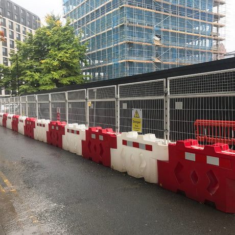 Heavy-duty-water-filled-bison-barrier-Water-filled-Separation-flood-diversion-portable-emergency-construction-highway-roadway-temporary-barricade-Work-zone-safety-barrier