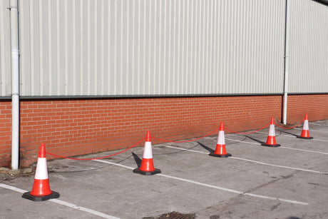 Cone-Chain-Barrier-Kit-Road-cones-Chain-holders-Chains-Traffic-control-equipment-Safety-barriers-Crowd-control-barriers-Road-safety-products-Construction-site-equipment-Barrier-systems-750mm-red-white