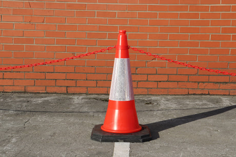 Cone-Chain-Barrier-Kit-Road-cones-Chain-holders-Chains-Traffic-control-equipment-Safety-barriers-Crowd-control-barriers-Road-safety-products-Construction-site-equipment-Barrier-systems-750mm-red-white
