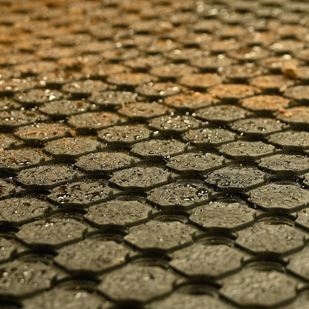Outdoor-anti-slip-walkway-matting,-safety-slip-resistant-all-weather-heavy-duty-entrance-non-slip-industrial-waterproof-easy-to-clean-high-traction-durable-interlocking-mat-matting-rubber