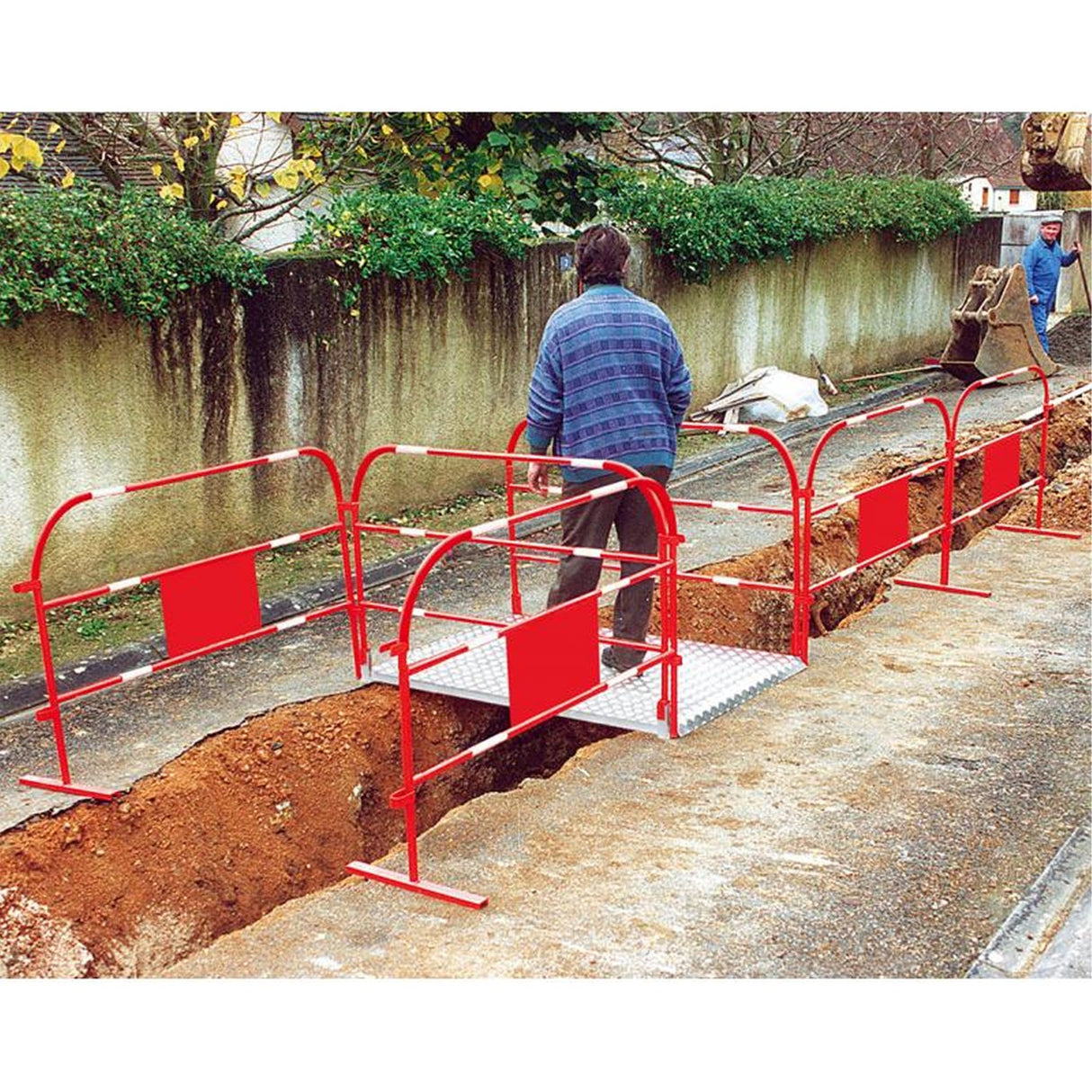 Pedestrian-bridges-Site-safety-Footbridges-Industrial-walkways-Workplace-safety-Steel-bridges-Construction-safety-Safety-barriers-OSHA-compliance-Employee-safety-warehouse