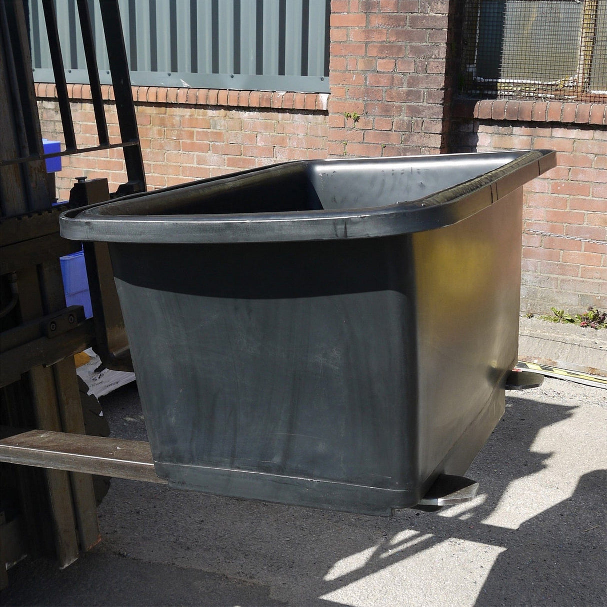 T-Shape Mortar Tub Forklift Mortar Tub 250 Litre Capacity Construction Tub Heavy-duty Cement Mixing Industrial Mortar Transport Hopper Cement Tub