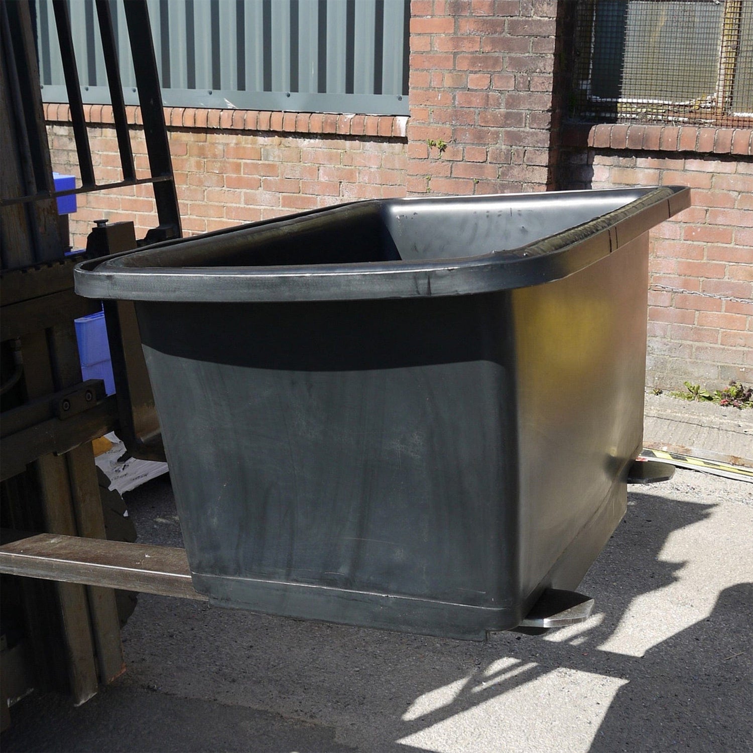 T-Shape Mortar Tub Forklift Mortar Tub 250 Litre Capacity Construction Tub Heavy-duty Cement Mixing Industrial Mortar Transport Hopper Cement Tub